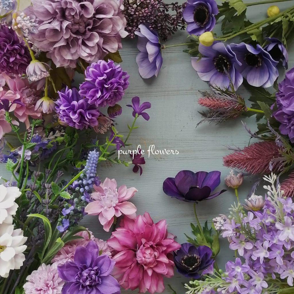 紫のアーティフィシャルフラワー（高品質な造花）