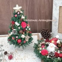 本物のヒムロスギとたっぷりの木の実で作るクリスマスアレンジメント